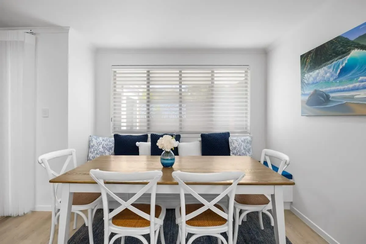 Holiday home Waves Retreat - Coastal Style Home Near Warana Beach Parrearra