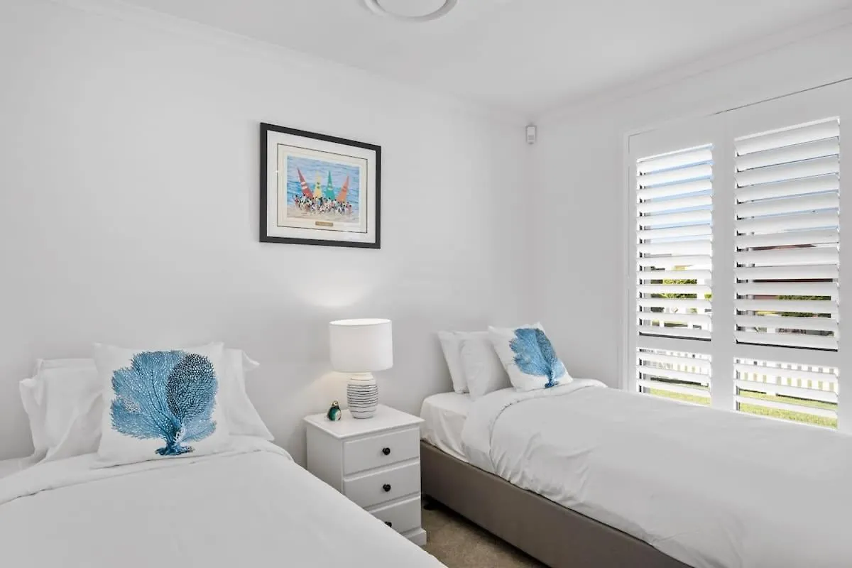 Waves Retreat - Coastal Style Home Near Warana Beach Parrearra