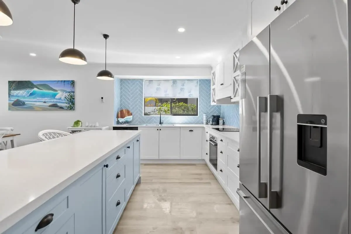 Waves Retreat - Coastal Style Home Near Warana Beach Parrearra 0*,  Australia