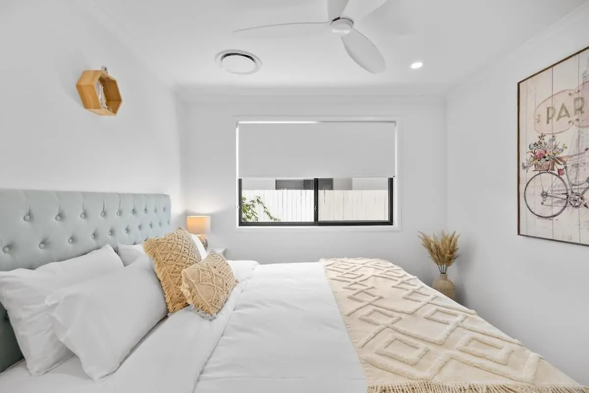 Holiday home Waves Retreat - Coastal Style Home Near Warana Beach Parrearra