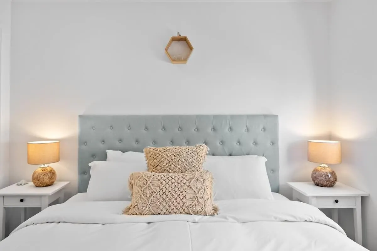 Waves Retreat - Coastal Style Home Near Warana Beach Parrearra Holiday home