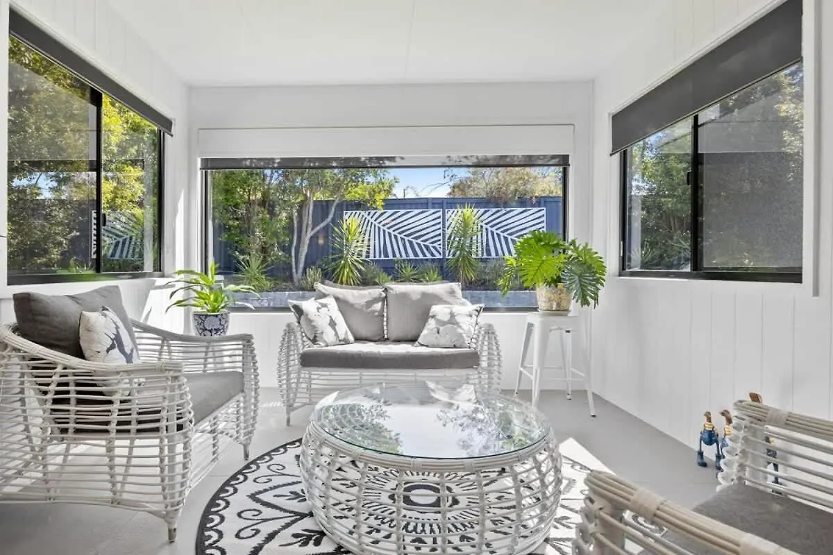 Waves Retreat - Coastal Style Home Near Warana Beach Parrearra