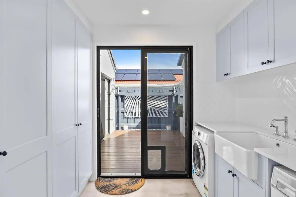 Waves Retreat - Coastal Style Home Near Warana Beach Parrearra