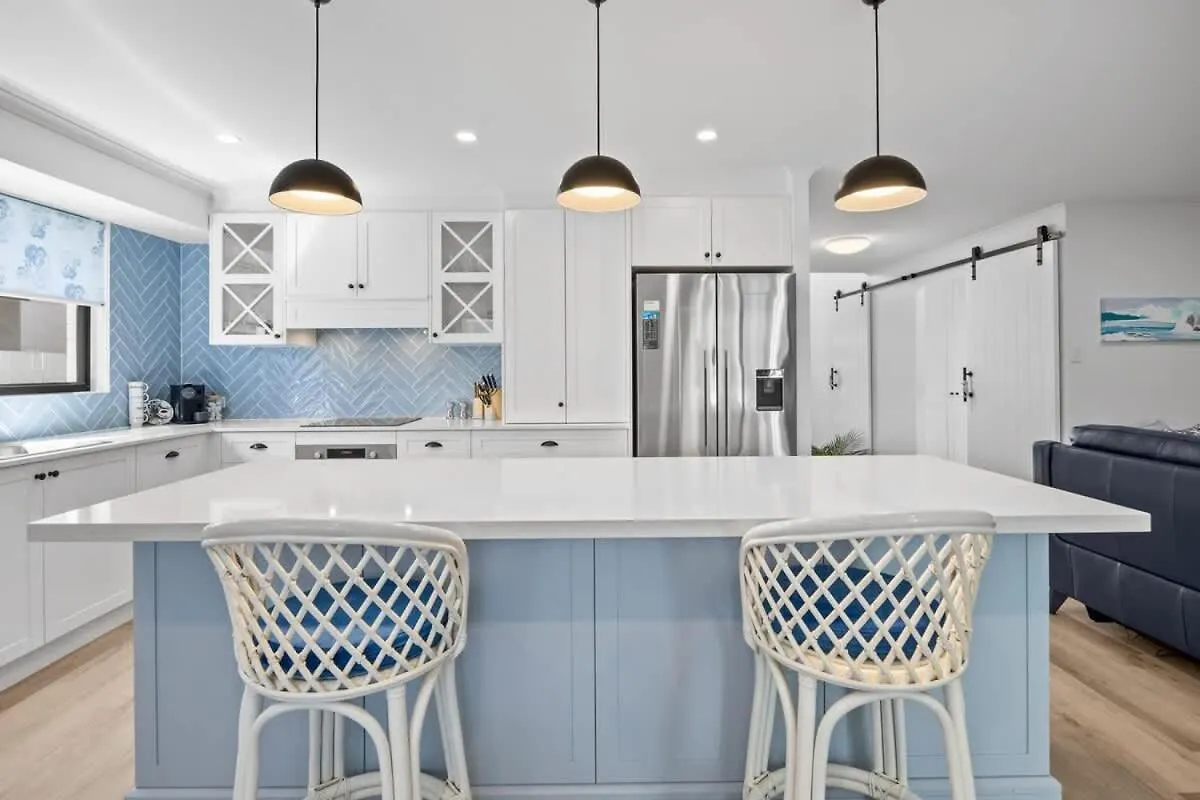 Holiday home Waves Retreat - Coastal Style Home Near Warana Beach Parrearra
