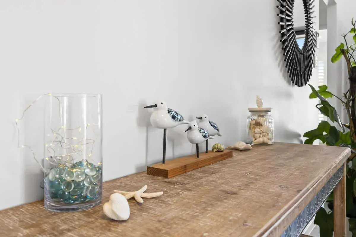 Waves Retreat - Coastal Style Home Near Warana Beach Parrearra