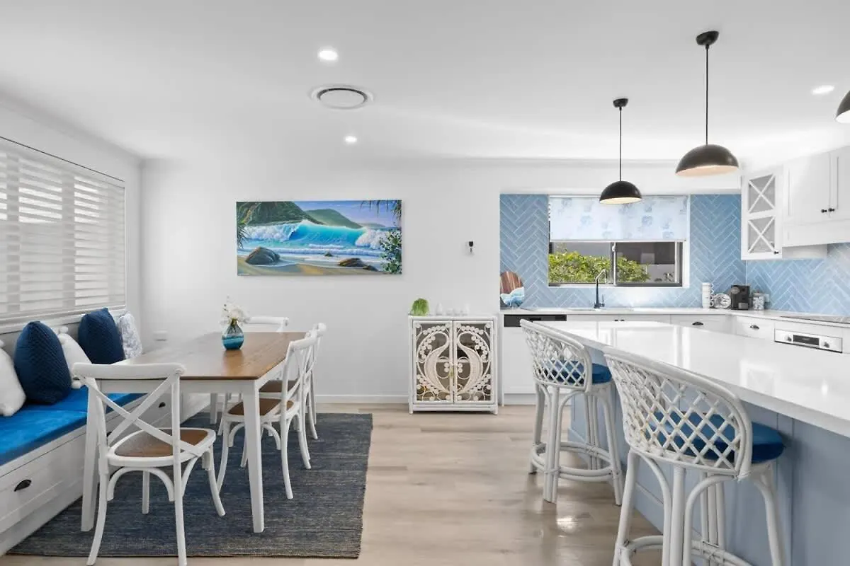 Holiday home Waves Retreat - Coastal Style Home Near Warana Beach Parrearra
