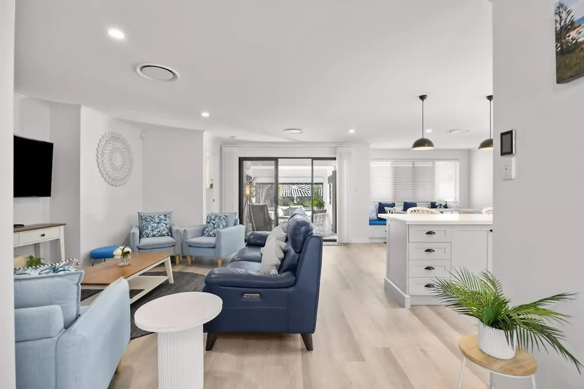 Waves Retreat - Coastal Style Home Near Warana Beach Parrearra Australia