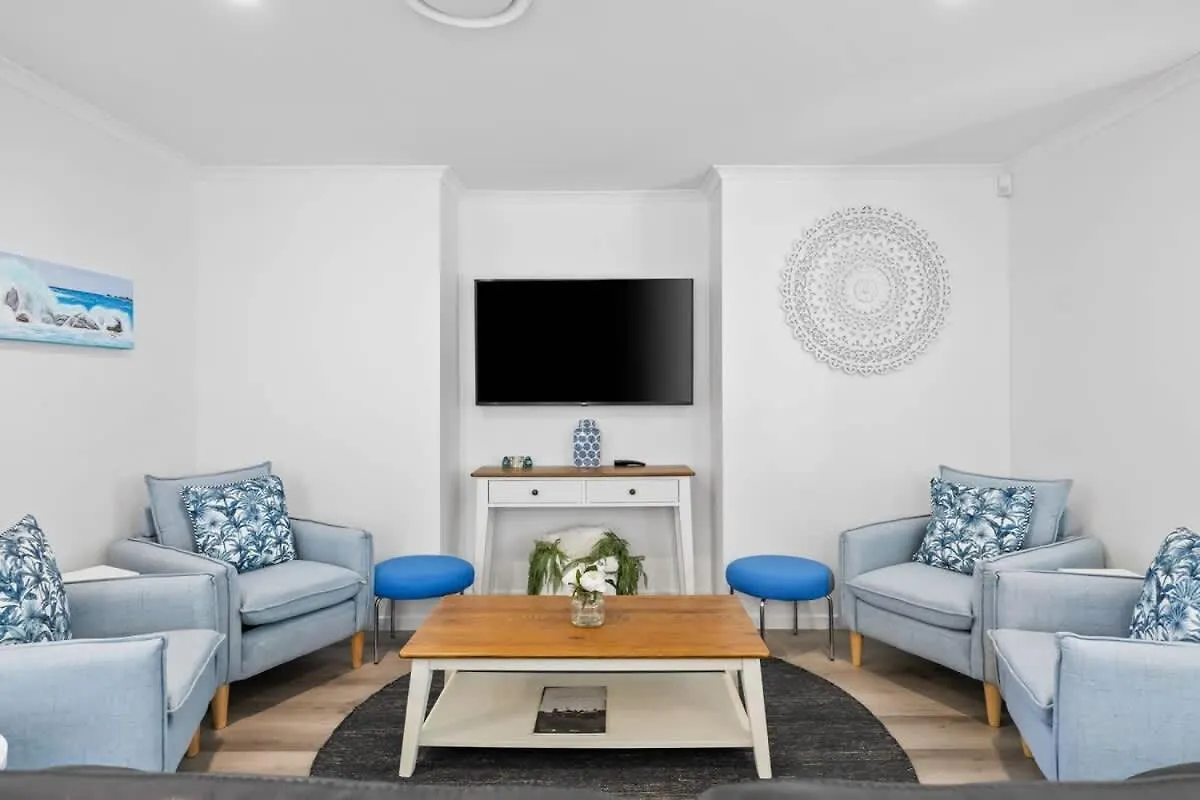 Waves Retreat - Coastal Style Home Near Warana Beach Parrearra Australia