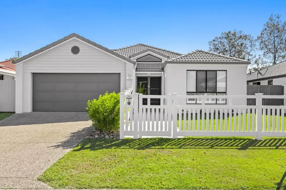 Waves Retreat - Coastal Style Home Near Warana Beach Parrearra 0*,  Australia