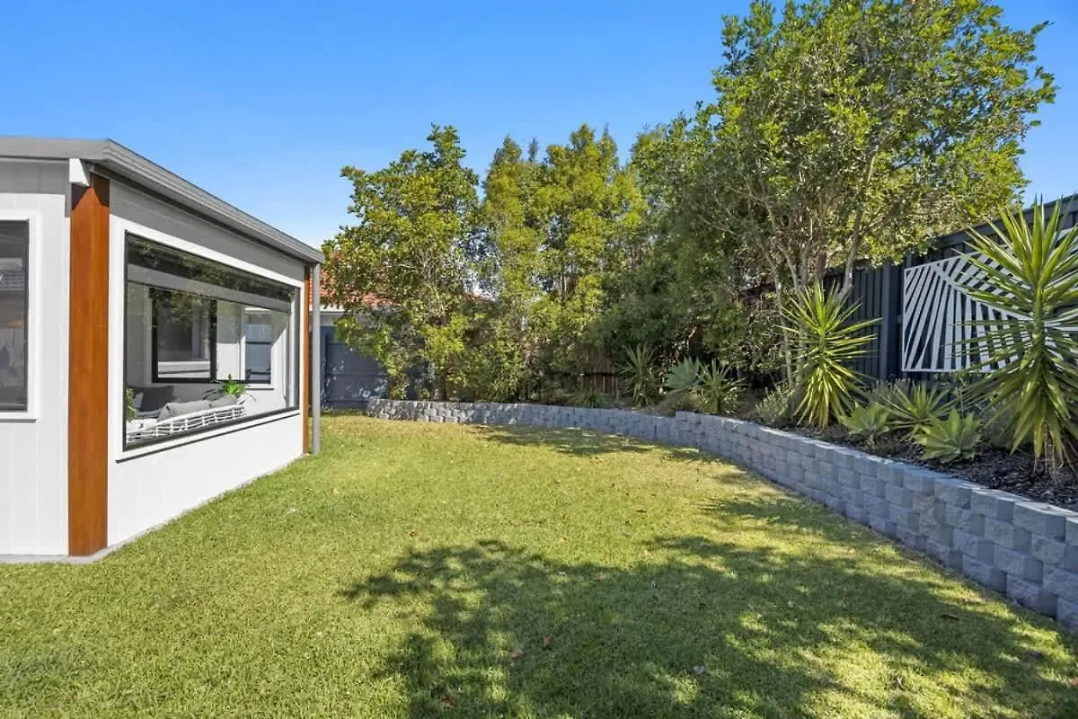 Waves Retreat - Coastal Style Home Near Warana Beach Parrearra Holiday home